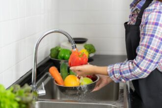 cum cureti corect fructele si legumele de pesticide greseala pe care o facem cu totii cand le spalam 696caf2b00e41