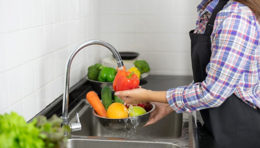 cum cureti corect fructele si legumele de pesticide greseala pe care o facem cu totii cand le spalam 696caf2b00e41