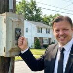 gandire de primar blugi banane ionescu de la harsova vrea sa taie curentul de la stalp celor care asculta muzica in curte video 697cba7e3285f