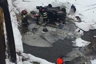 in ce stare se afla copiii din masina care a plonjat in raul bistrita fratele lor de 14 ani a murit 695e79aaaa2ec