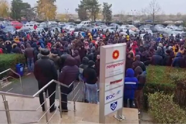 protest spontan la rafinaria petromidia angajatii vor negocierea contractului colectiv de munca 697c904b0319b