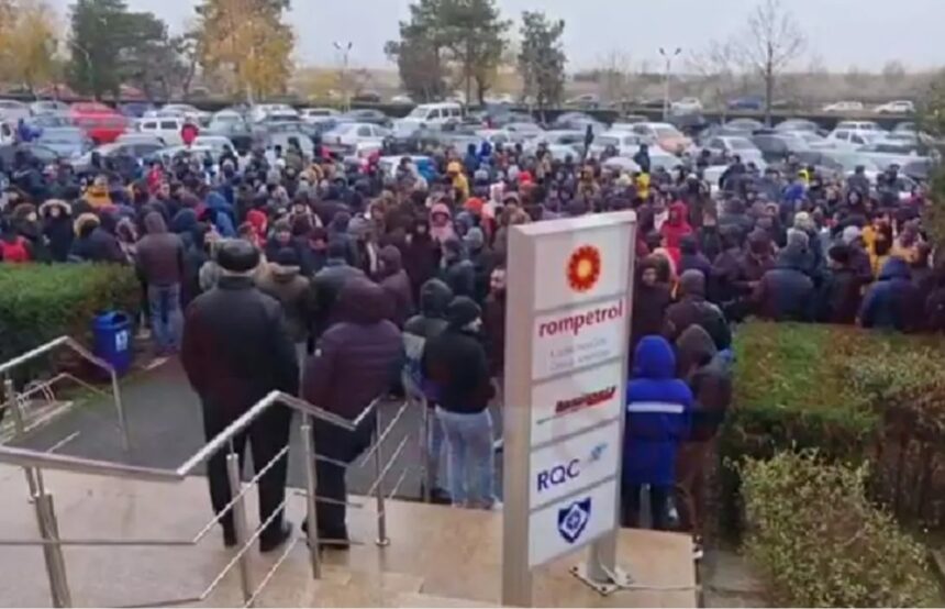 protest spontan la rafinaria petromidia angajatii vor negocierea contractului colectiv de munca 697c904b0319b