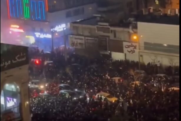 protestele violente din iran de o amploare fara precedent ar fi murit peste 500 de oameni video 696531f8c0413