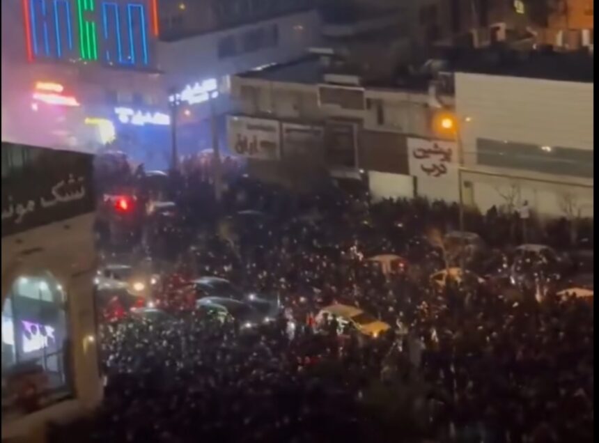 protestele violente din iran de o amploare fara precedent ar fi murit peste 500 de oameni video 696531f8c0413