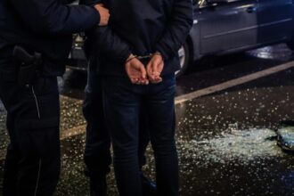 tanar retinut in constanta dupa ce a spart masinile parcate a furat cardurile gasite si a mers la cumparaturi 695fa5efaf6c5