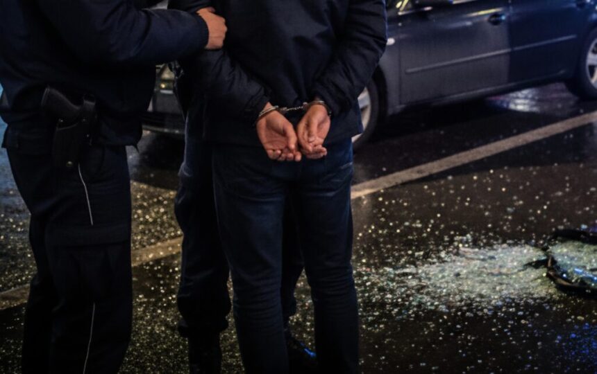 tanar retinut in constanta dupa ce a spart masinile parcate a furat cardurile gasite si a mers la cumparaturi 695fa5efaf6c5