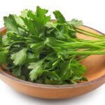 trucul cu patrunjel pentru sanatatea rinichilor sprijina hidratarea reduce retentia de apa si favorizeaza detoxifierea organismului 695e29fcae393