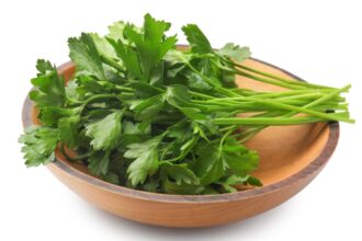 trucul cu patrunjel pentru sanatatea rinichilor sprijina hidratarea reduce retentia de apa si favorizeaza detoxifierea organismului 695e29fcae393