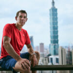 un alpinist american a urcat cu mainile goale pe un zgarie nori de 101 etaje fara niciun fel de protectie 69784fb3ab2a4