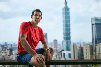 un alpinist american a urcat cu mainile goale pe un zgarie nori de 101 etaje fara niciun fel de protectie 69784fb3ab2a4