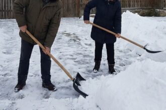 amenzi serioase pentru firmele sau persoanele fizice care nu indeparteaza zapada de pe trotuarele din fata cladirilor proprii 6995c185ac477