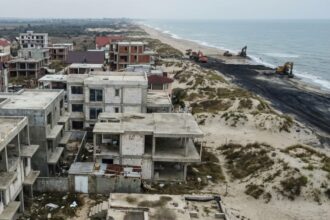 buzoianu mediu peste 4 000 de constructii au fost ridicate pe terenurile statului de pe litoral instantele de judecata sa decida daca sunt legale 698482136a78f