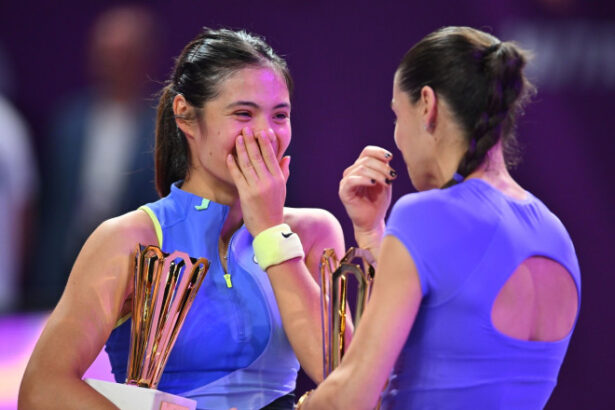 ce i a spus emma raducanu soranei cirstea dupa finala de la transylvania open trofeul inmanat de simona halep 6987a7ddc9110