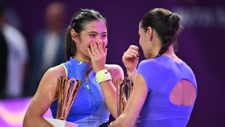 ce i a spus emma raducanu soranei cirstea dupa finala de la transylvania open trofeul inmanat de simona halep 6987a7ddc9110