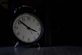 de ce ne trezim mereu intre 3 si 4 dimineata ce este ora lupului si ce se intampla in corpul nostru 6984369a7d124