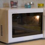 de ce sa nu pui obiecte deasupra cuptorului cu microunde cat de periculos e acest gest 6981ded580c3f