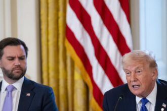 donald trump surprins de huiduielile adresate lui jd vance la ceremonia de deschidere a jocurilor olimpice de la milano 69875ce726091