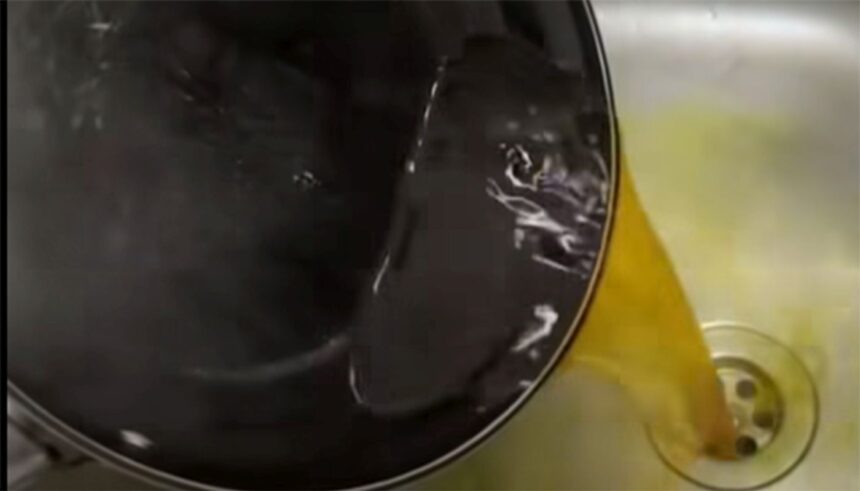 este ok sau nu de fapt sa arunci uleiul incins in chiuveta sau in vasul de toaleta care este adevarul 699bffa9aefd9