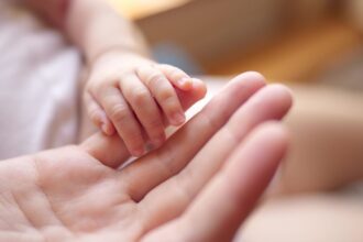 fetita de patru ani in coma dupa ce a ajuns la spital cu rani grave la cap cum se scuza mama minorei 698c9019f25d8