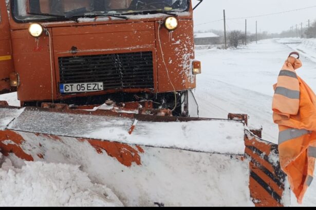 iarna grea la constanta o ambulanta a derapat trei microbuze de transport persoane si doua masini blocate 6995d44d4edee