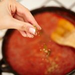 ingredientul pe care sa l adaugi neaparat in sosul de rosii pentru paste va avea un gust unic 699335ac19e2c