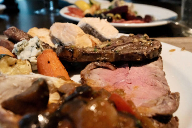 mai multi oameni care consuma carne ajung centenari decat vegetarienii explicatia unui studiu care pare sa contrazica tot ce stiam 697f58731f853