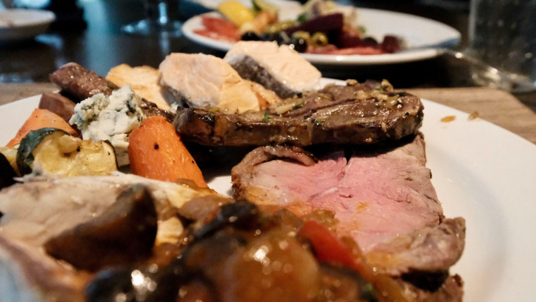 mai multi oameni care consuma carne ajung centenari decat vegetarienii explicatia unui studiu care pare sa contrazica tot ce stiam 697f58731f853