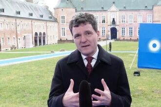 nicusor dan ii arata lui trump cine i sefu il fierbe la foc mic inca nu ii spune daca merge in sua sa vedem in ce conditii 698dc10e7b8a3