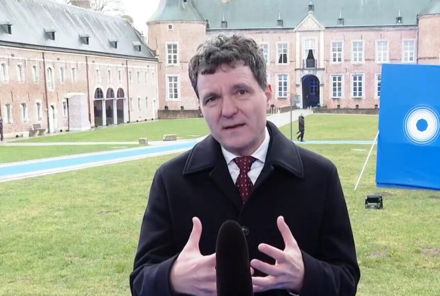 nicusor dan ii arata lui trump cine i sefu il fierbe la foc mic inca nu ii spune daca merge in sua sa vedem in ce conditii 698dc10e7b8a3