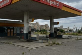 nu o spun clar dar kazahii de la rompetrol se pregatesc sa isi ia jucariile din romania statii inchise la constanta si mari pierderi operationale 699c333549515