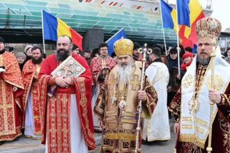 sute de credinciosi au participat la o procesiune impresionanta alaturi de ips teodosie i a adus la credinta si pe cei care au venit sa l chinuiasca 698c5cf648e8d