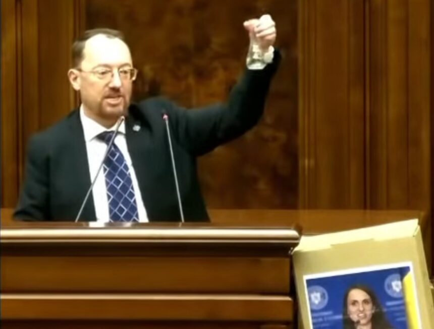 toiu mae salvata de vot la motiunea din parlament senatorul sava a prezentat toi ul noua unitate de masura a politicii externe video 699c835173d16