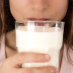 un pahar cu lapte dupa efortul fizic te fereste de osteoporoza la batranete dar ce lapte trebuie sa bei de vaca sau de soia 6998648beacaa