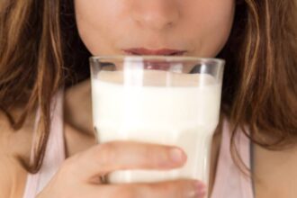 un pahar cu lapte dupa efortul fizic te fereste de osteoporoza la batranete dar ce lapte trebuie sa bei de vaca sau de soia 6998648beacaa