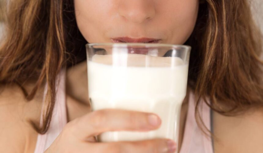un pahar cu lapte dupa efortul fizic te fereste de osteoporoza la batranete dar ce lapte trebuie sa bei de vaca sau de soia 6998648beacaa