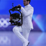 video un cameraman a devenit vedeta neasteptata la olimpiada a inventat o tehnica noua prin care patineaza si filmeaza alaturi de concurenti 699958381e6c0