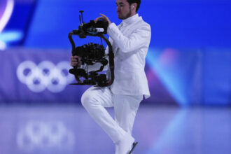 video un cameraman a devenit vedeta neasteptata la olimpiada a inventat o tehnica noua prin care patineaza si filmeaza alaturi de concurenti 699958381e6c0