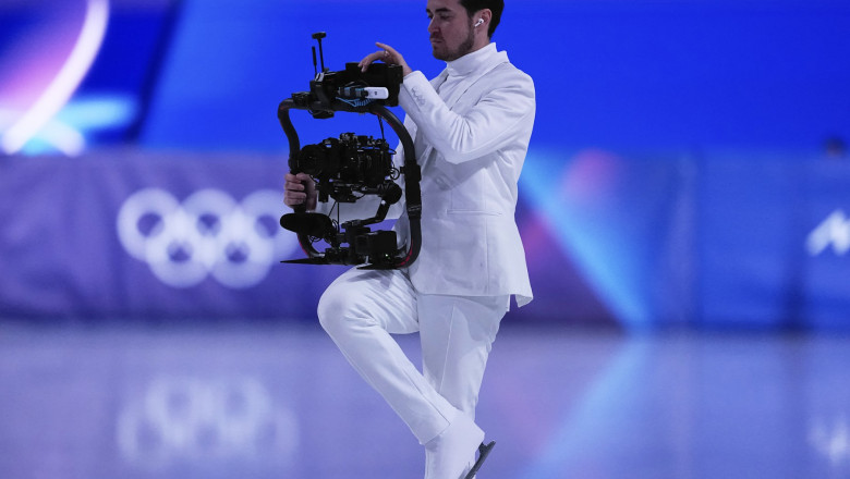 video un cameraman a devenit vedeta neasteptata la olimpiada a inventat o tehnica noua prin care patineaza si filmeaza alaturi de concurenti 699958381e6c0
