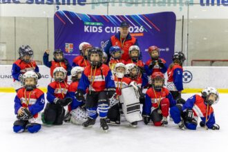 400 de copii 32 de echipe si doua zile de hochei la kids cup 2026 micii sportivi au facut spectacol pe gheata patinoarului allianz tiriac arena la cea de a doua editie a turneului de hochei organiz 69b97f3a1b2f2
