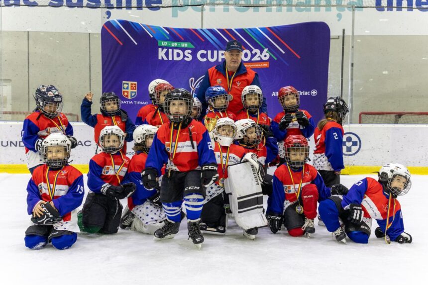 400 de copii 32 de echipe si doua zile de hochei la kids cup 2026 micii sportivi au facut spectacol pe gheata patinoarului allianz tiriac arena la cea de a doua editie a turneului de hochei organiz 69b97f3a1b2f2