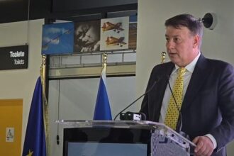 analfabetul mitroi discurs in fata unei multimi de grei la aeroportul kogalniceanu conflictele nu aduce nimic bun 69b93487570da
