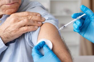 cinci vaccinuri gratuite pentru adulti si varstnici care pot preveni boli grave dupa 60 de ani nepotii nostri aduc multe viroze si boli din comunitate 69cb88f22de29