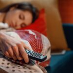 dormiti cu lumina aprinsa sau cu televizorul pornit medicii spun ca acest obicei poate perturba echilibrul hormonal si metabolismul 69bc223d335da