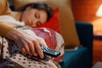 dormiti cu lumina aprinsa sau cu televizorul pornit medicii spun ca acest obicei poate perturba echilibrul hormonal si metabolismul 69bc223d335da