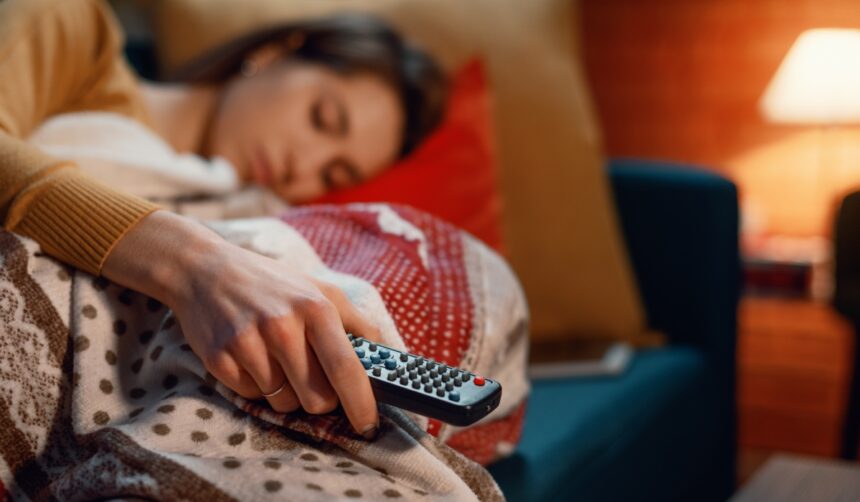dormiti cu lumina aprinsa sau cu televizorul pornit medicii spun ca acest obicei poate perturba echilibrul hormonal si metabolismul 69bc223d335da