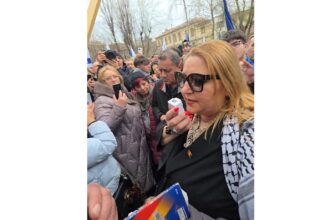 muzica patriotica si zeci de sustinatori sosoaca la parchetul general procurorii vor expertiza psihiatrica pentru ca a negat holocaustul 69ca538192453