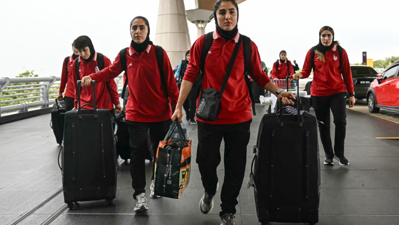 nationala feminina de fotbal a iranului s a intors in tara cate dintre ele au decis pana la urma sa ramana in australia 69bc39d573ab6
