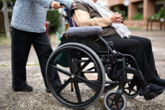 o ingrijitoare a primit o avere de la un batran bolnav de care avea grija familia lui a contestat decizia in instanta 69cb503896996