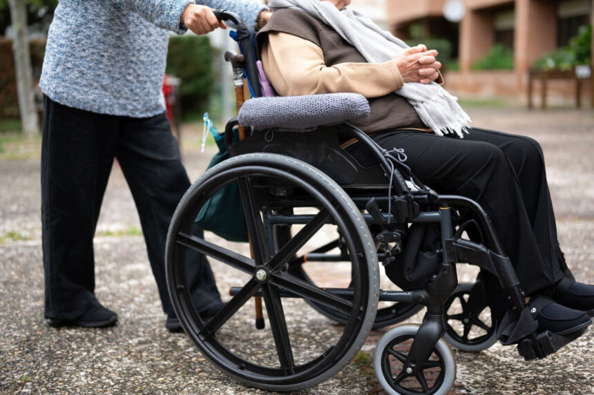o ingrijitoare a primit o avere de la un batran bolnav de care avea grija familia lui a contestat decizia in instanta 69cb503896996