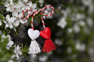 pe ce parte se poarta martisorul si cand trebuie dat jos de fapt 69a5726a13cf1